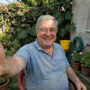 Persona mayor que contrató al Estudio Sanchez Ferré para un problema de jubilación, sonriendo feliz mientras se toma una foto en su jardín