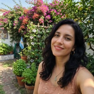 Persona que contrató a un abogado de sucesiones del Estudio Sanchez Ferre para resolver un problema de herencia en su jardín