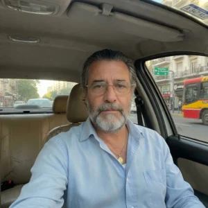 Cliente que contrató a un abogado laboral fotografiado dentro de su automóvil en la ciudad