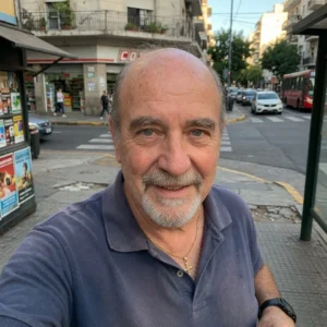Hombre sonriente en la calle que contrató a un abogado migratorio del Estudio Sanchez Ferre para resolver su problema migratorio