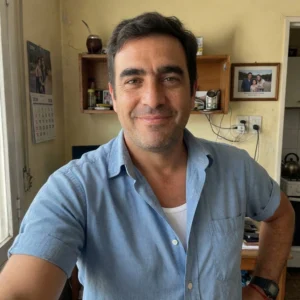 Cliente que contrató a un abogado naval en su hogar