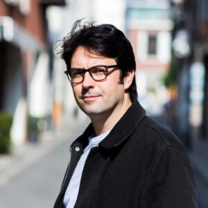 Cliente que contrató al Estudio Sanchez Ferré en busca de asesoramiento de un abogado traductor público, retratado con expresión profesional y confiada en una calle urbana al aire libre