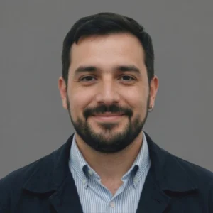 Retrato profesional de un hombre sonriente que representa a un cliente en un proceso de divorcios express