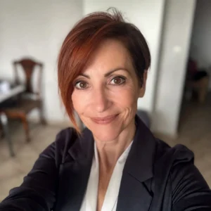 Retrato profesional de una mujer sonriente que representa a una clienta en un proceso de divorcios express