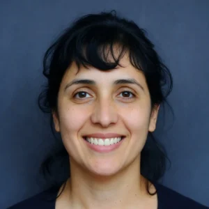 Retrato profesional de una mujer sonriente que representa a una clienta en un proceso de divorcios express