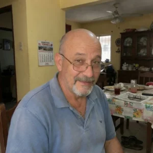 Hombre que contrató a un abogado de daños y perjuicios del Estudio Sanchez Ferre para resolver su reclamo tras un incidente que afectó su día a día.