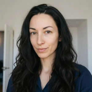 Mujer con cabello largo oscuro y expresión serena.