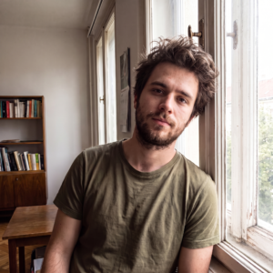 Cliente del Estudio Sanchez Ferre que buscó asesoramiento legal por problemas con ejecuciones bancarias y deudas, en un momento de reflexión durante la consulta
