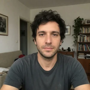 Martín Gutiérrez, cliente satisfecho en su hogar con estantería de libros y ambiente familiar