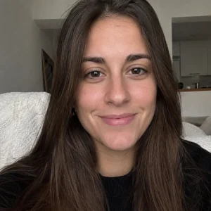 Mujer que acudió al Estudio Sanchez Ferre por orientación en asunto familiar con elementos de varios países y documentación internacional